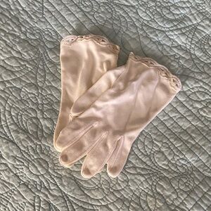 Elegant Cream Lace Trim Gloves